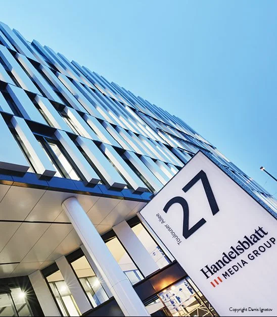 Gebäude mit der Aufschrift Handelsblatt Media Group und der Nummer 27 an der Touhauser Allee
